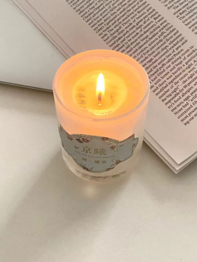 点燃的京曦香薰蜡烛