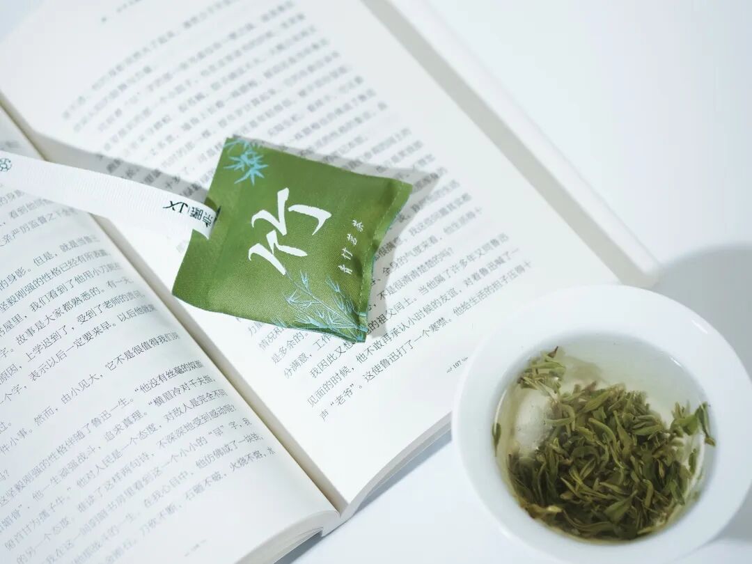 京曦香囊与书本